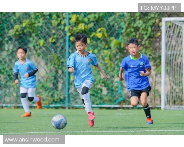 足球之星闪耀赛场技艺超群引领风潮激励无数年轻梦想追逐者